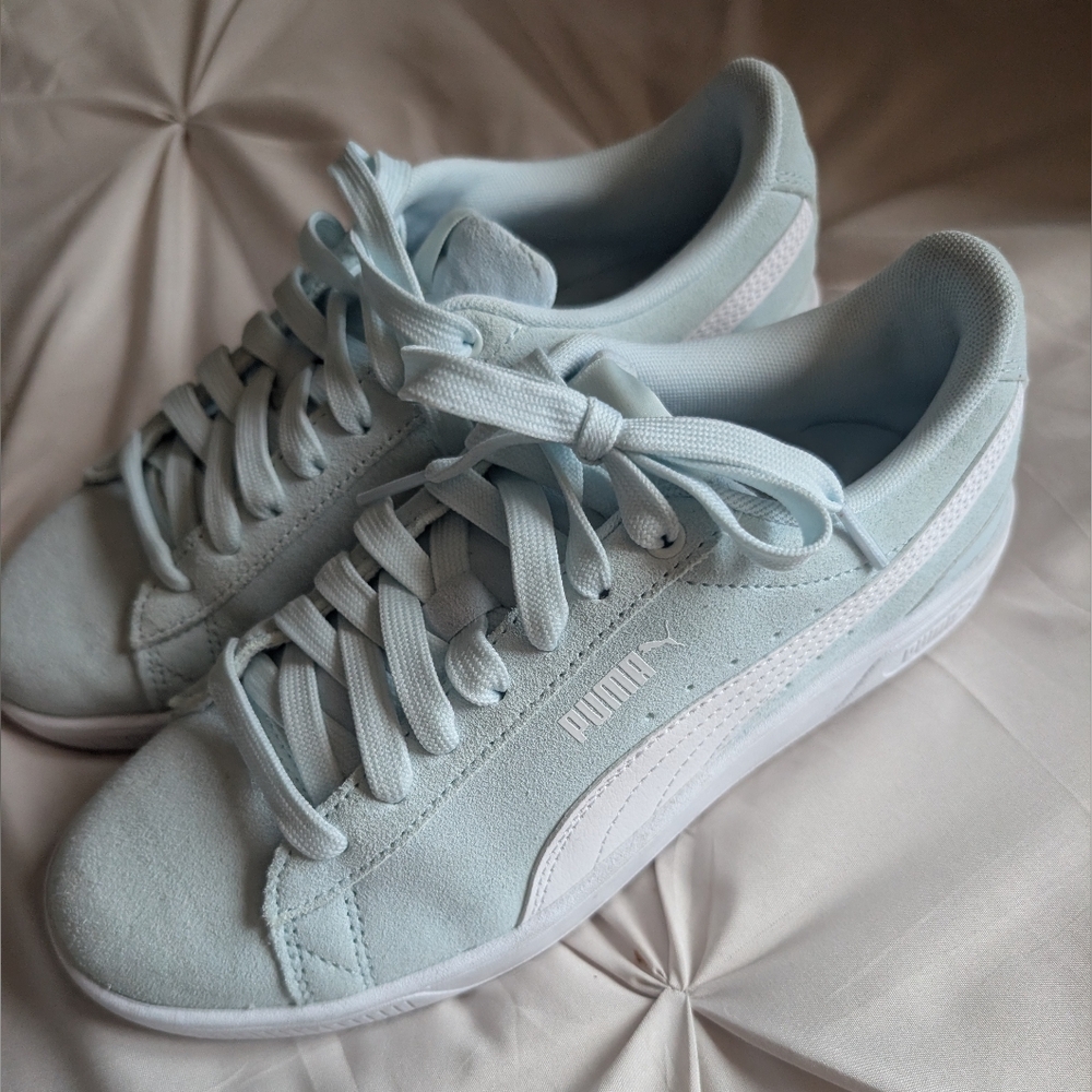 EUC PUMA Women's Soft Blue Sneakers